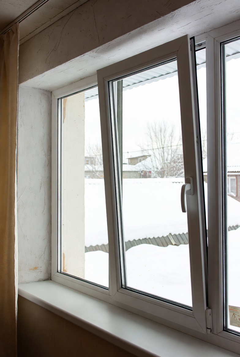 Энергоэффективные пластиковые окна в уютном доме зимой